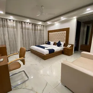 Leaf 9 Boutique, Near Golf Course Road And Galleria Market Hotel